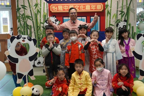  同學們穿上漂亮的華服參加活動