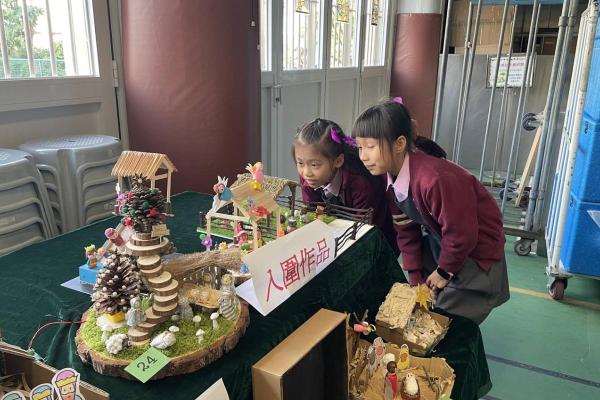  同學在小息欣賞「聖誕馬糟」設計比賽
