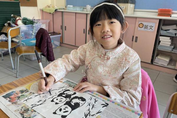 在中華文化日繪畫熊貓