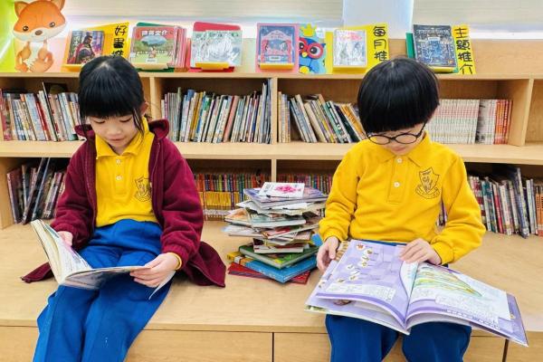  我們在圖書館內閱讀