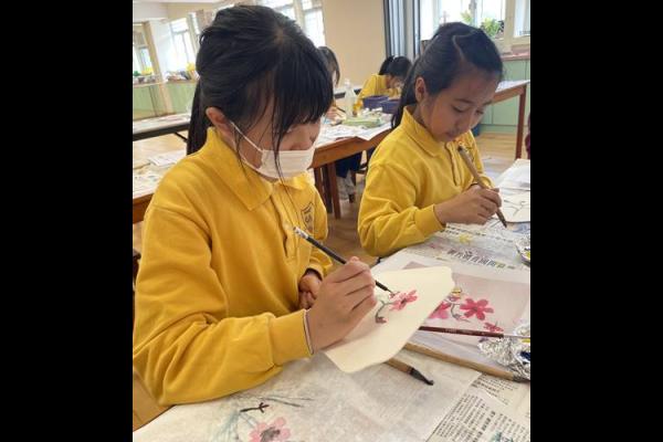 指尖藝術師在扇上畫水墨畫