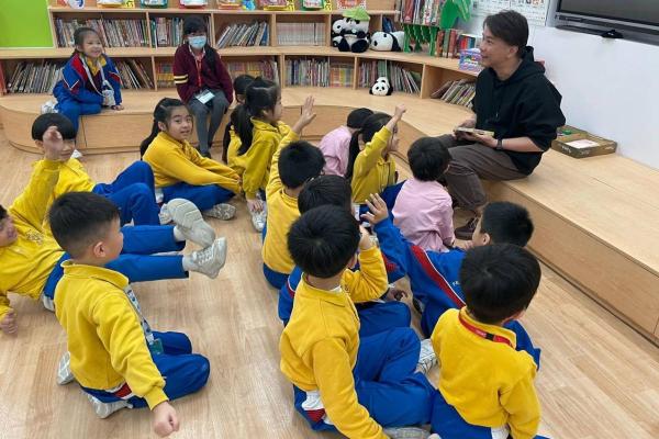 牧民在宗教堂說宗教故事