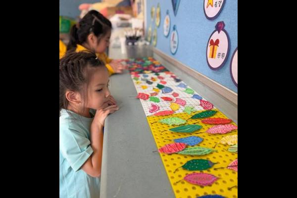 藝術小天使欣賞他們製作的「復活的葉子」