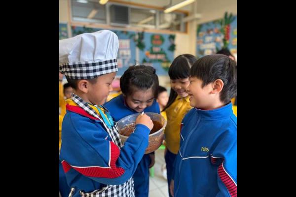  PLPR_W_Making Birthday Cake